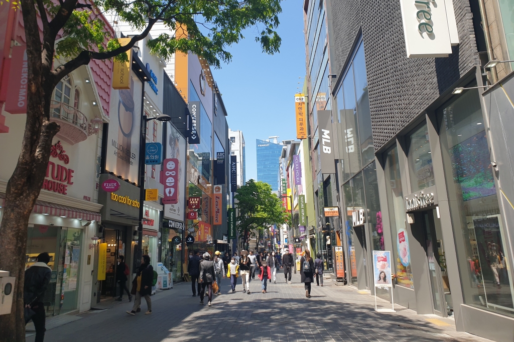 정부가 '사회적 거리두기'를 완화한 이후 첫 주말을 맞은 26일 시민들이 서울 중구 명동거리를 걷고 있다. /사진=이영민 기자