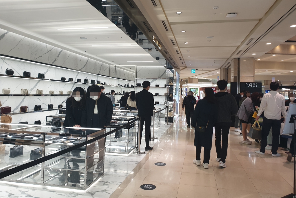 정부가 '사회적 거리두기'를 완화한 이후 첫 주말을 맞은 26일 서울 중구 명동 롯데백화점에서 시민들이 쇼핑을 하고 있다. /사진=이영민 기자