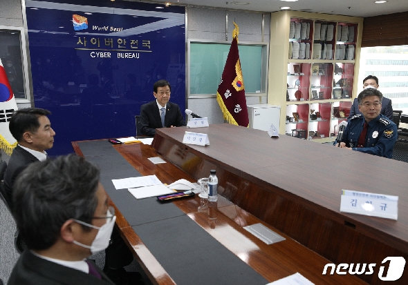 진영 행정안전부 장관이 지난 4월8일 오후 'n번방'과 '박사방' 등 디지털 성범죄를 집중 수사 중인 서울 서대문구 경찰청을 찾아 민갑룡 경찰청장과 대화를 나누고 있다. © News1 신웅수 기자