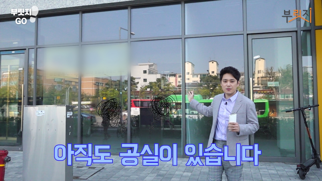 서울 송파구 지하철 8호선 송파역 앞 헬리오시티 메인상가 A동 1층에는 아직도 공실이 있다. /사진=부릿지 캡쳐