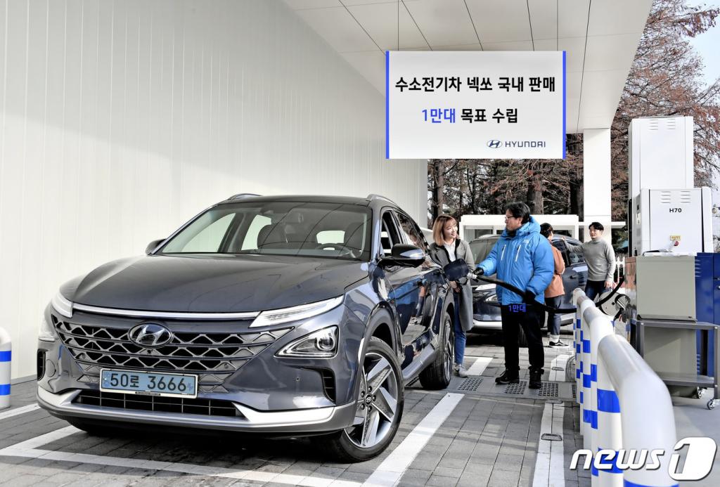 현대자동차는 수소전기차 '넥쏘'의 올해 국내 판매 목표를 1만100대로 잡았다고 16일 밝혔다. 넥쏘 활약 속에 한국은 세계 최대 수소전기차 판매국이 됐다. 지난해 10월 기준 전 세계 수소전기차 시장에서 한국의 비중은 52.4%로, 전체 절반 이상의 수소전기차가 한국에서 판매됐다. 이날 서울 여의도 국회충전소에서 현대차 관계자들이 '넥쏘'에 수소를 주입하고 있다. (현대차 제공) 2020.1.16/사진=뉴스1