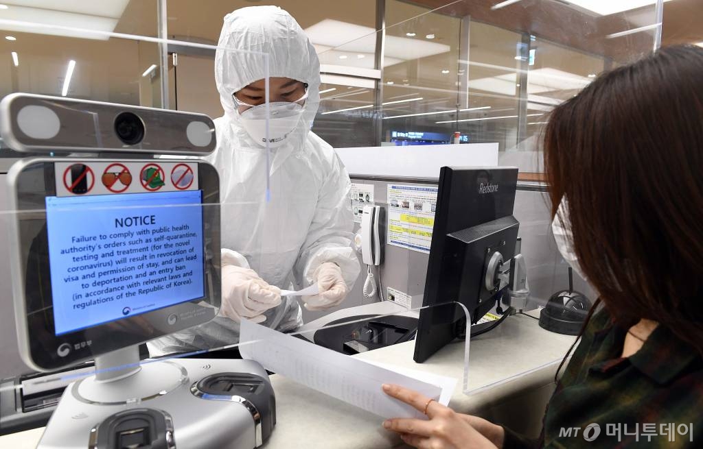 8일 오후 인천국제공항 2터미널 유증상자전용 입국심사대에서 입국심사관이 업무를 보고 있다. /사진=이기범 기자