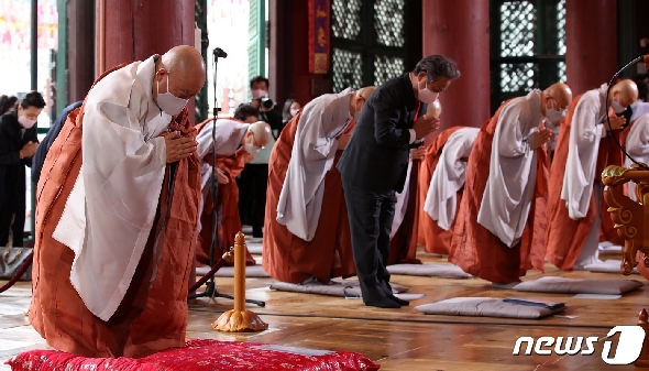 [사진] 마스크 쓰고 합장