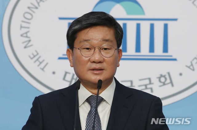 [서울=뉴시스]김명원 기자 = 전해철 더불어민주당 의원이 지난달 28일 서울 여의도 국회 소통관에서 더불어민주당 원내대표 출마 기자회견을 하고 있다. 2020.04.28.   kmx1105@newsis.com