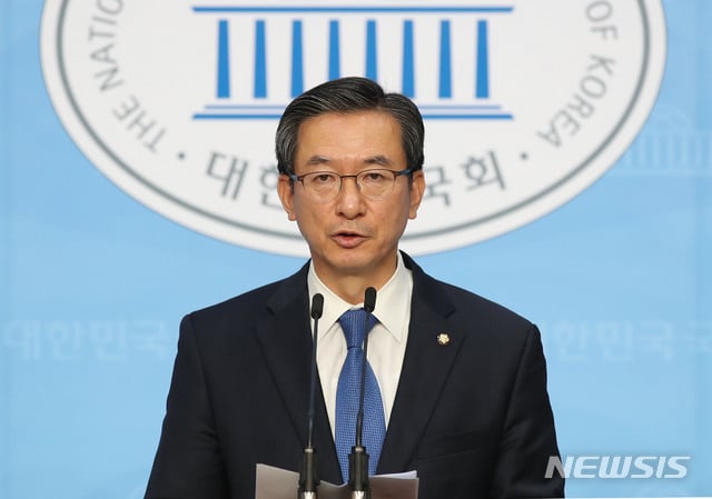 [서울=뉴시스] 김진아 기자 = 정성호 더불어민주당 의원이 지난달 27일 서울 여의도 국회 소통관에서 더불어민주당 원내대표 출마 선언 기자회견을 하고 있다. 2020.04.27.  bluesoda@newsis.com