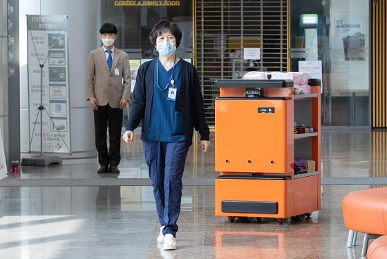 의료진을 따라가고 있는 운송 로봇 '따르고'/사진=뉴스1