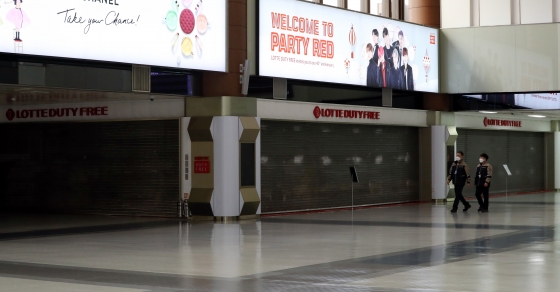 코로나19 여파로 김포공항 내 운영 중인 롯데면세점이 휴점에 돌입한 지난달 12일 김포국제공항 국제선 청사 내 롯데면세점의 셔터 문이 내려가 있다. / 사진=이기범 기자 leekb@