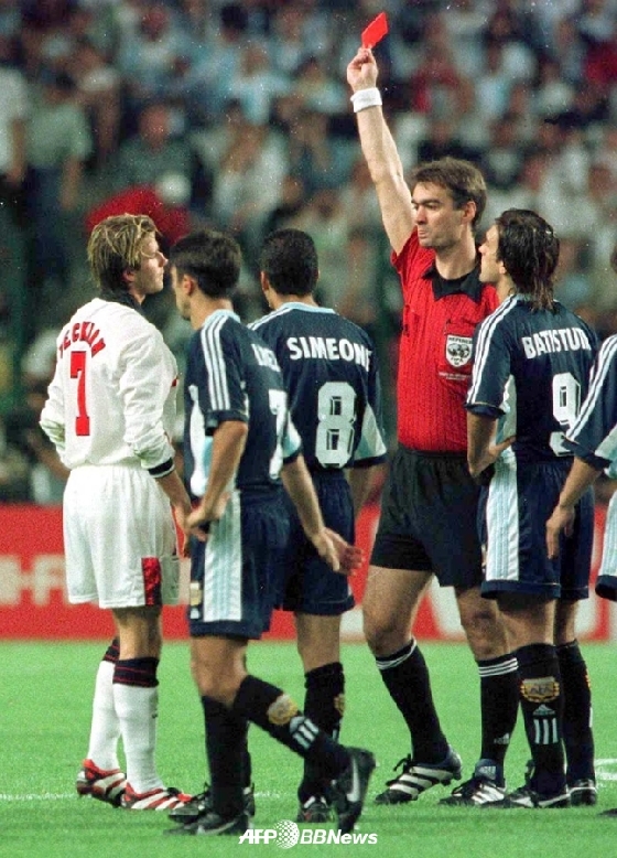 1998 프랑스월드컵 아르헨티나전에서 퇴장을 당한 베컴(왼쪽)./AFPBBNews=뉴스1