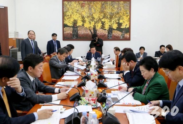 노웅래 국회 과학기술정보방송통신위원회 위원장과 위원들