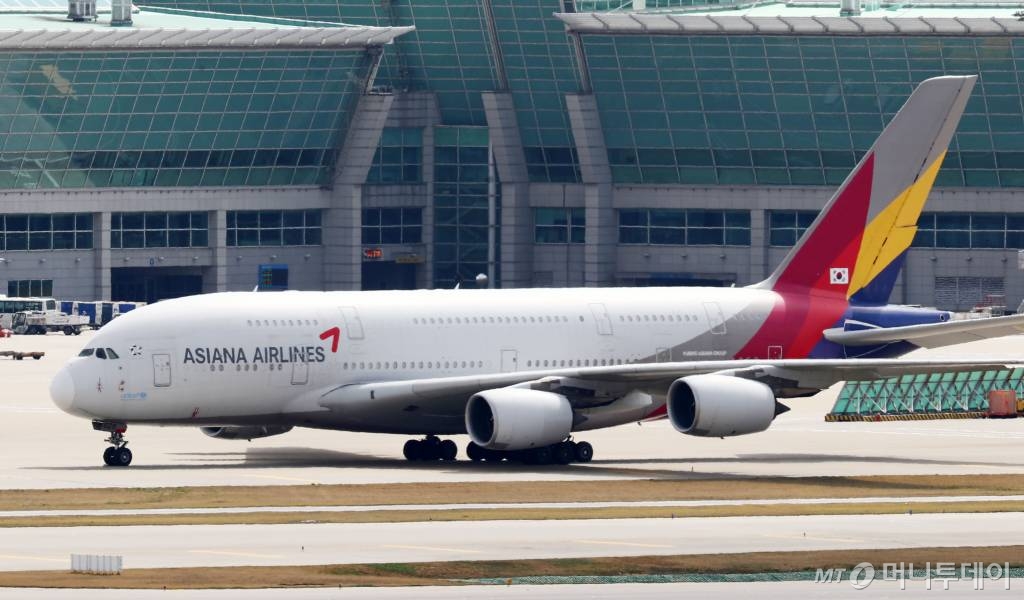 [인천공항=뉴시스]홍효식 기자 = 산업은행과 수출입은행이 신종 코로나바이러스 감염증(코로나19) 사태로 어려움을 겪는 아시아나항공을 추가 지원할 것으로 알려진 21일 인천국제공항 주기장에 아시아나항공 여객기들이 주기돼있다. 2020.04.21.   yesphoto@newsis.com