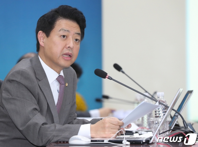 (홍성=뉴스1) 주기철 기자 = 김영호 더불어민주당 의원이 15일 오전 충남도청 대회의실에서 열린 국회 행정안전위원회의 충남도청에 대한 국정감사에서 질의를 하고 있다. 2019.10.15/뉴스1