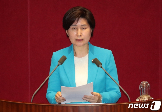 (서울=뉴스1) 박세연 기자 = 백혜련 더불어민주당 의원이 29일 오후 서울 여의도 국회에서 열린 제337회 국회(임시회) 제2차 본회의에서 성폭력범죄의 처벌 등에 관한 특례법 일부개정법률안을 비롯한 N번방 사건 방지 3법 제안설명을 하고 있다. 2020.4.29/뉴스1