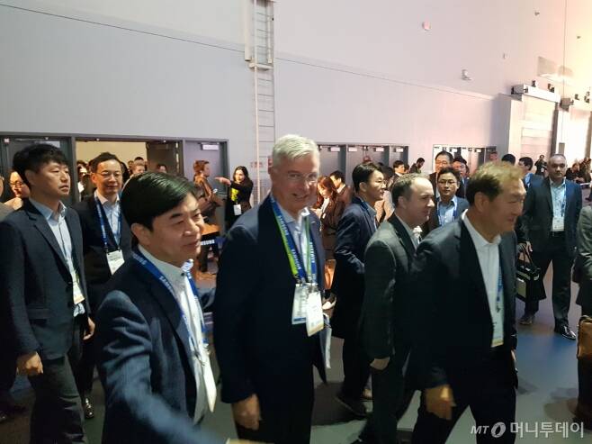 2019년 1월 미국 라스베이거스 컨벤션센터에서 김현석 삼성전자 CE부문장(사장, 사진 왼쪽 세번째)과 한종희 VD사업부장(사진 오른쪽 첫번째)이 미국 최대 유통전문업체 허버트 졸리 베스트바이 CEO(최고경영자, 왼쪽 네번째)를 만나 삼성전자 부스 투어를 안내하고 있다. 졸리 CEO는 'CES'(국제전자제품박람회)에서 2년 연속 삼성전자 부스를 찾아 돈독한 관계를 과시했다/사진=이정혁 기자