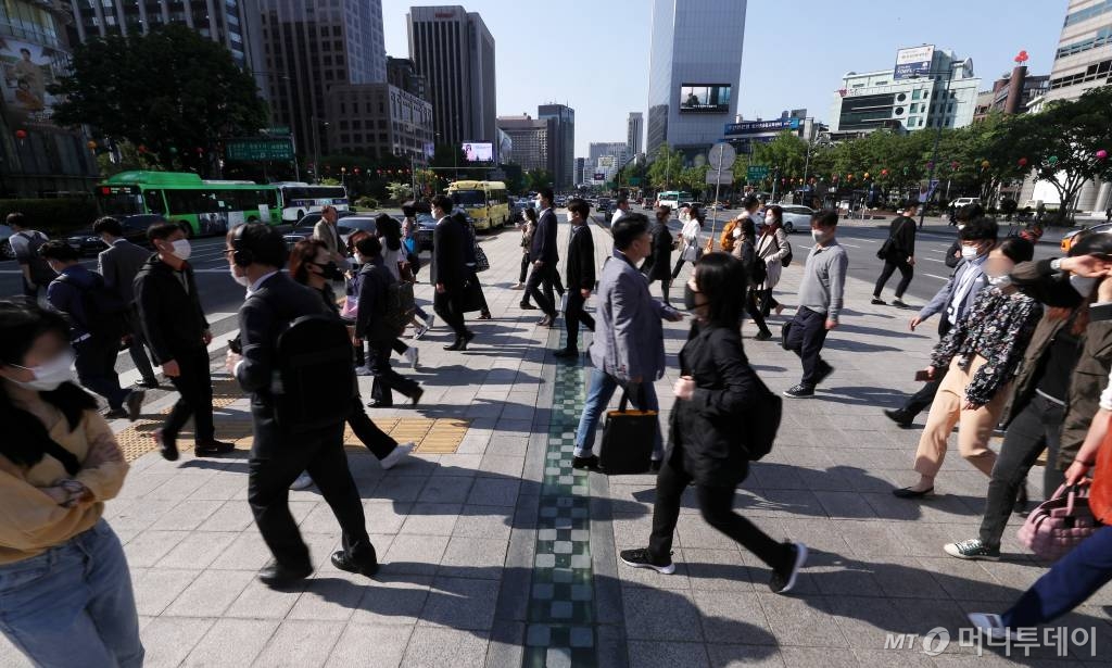 징검다리 황금연휴가 끝나고 코로나19 방역 체제가 생활 속 거리두기로 전환된 6일 오전 서울 종로구 세종로 네거리에서 시민들이 출근하고 있다. /사진=김휘선 기자