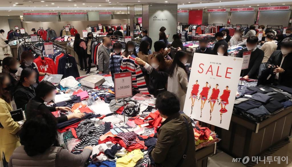 백화점 업계가 봄 정기 세일에 돌입한 지난달 3일 오전 서울 중구 롯데백화점 본점 행사장에 고객들의 발걸음이 이어지고 있다. /사진=홍봉진 기자