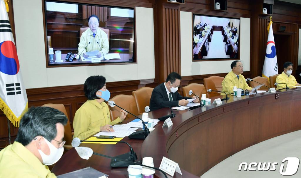 (서울=뉴스1) 김명섭 기자 = 홍남기 경제부총리 겸 기획재정부 장관이 7일 오전 서울 종로구 정부서울청사에서 열린 제2차 비상경제 중앙대책본부회의에서 모두발언을 하고 있다. 2020.5.7/뉴스1