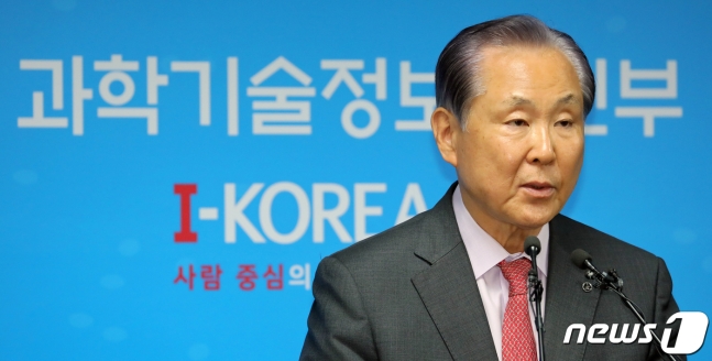 이명철 부지선정평가위원회 위원장이 8일 세종시 어진동 과기부 브리핑실에서 '다목적 방사광가속기 부지, 충북 청주시 선정' 브리핑을 하고 있다/사진=뉴스1