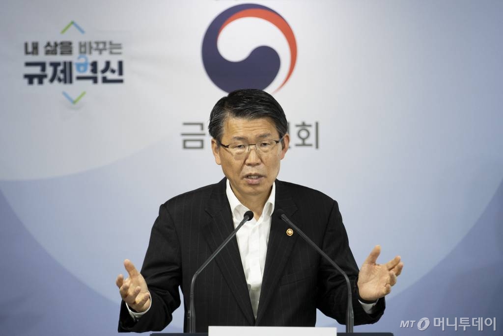 은성수 금융위원장이 24일 오후 서울 종로구 정부서울청사에서 코로나19 관련 금융시장 안정화 방안에 대해 발표하고 있다.2020.03.24 / 사진=김창현 기자 chmt@