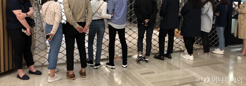 신세계백화점 개장 직전, 운동화를 신고 샤넬 오픈런을 준비 중인 고객들의 모습/사진=오정은 기자