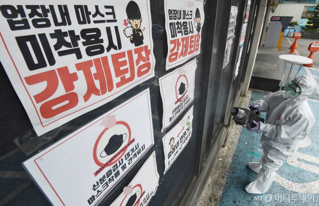 [서울=뉴시스]김병문 기자 = 지난 6일 신종 코로나바이러스 감염증(코로나19) 확진 판정을 받은 경기도 용인 66번째 환자가 서울 용산구 이태원 클럽을 다녀간 것으로 알려졌다. 사진은 7일 오후 환자가 다녀간 클럽의 모습. 2020.05.07.  dadazon@newsis.com