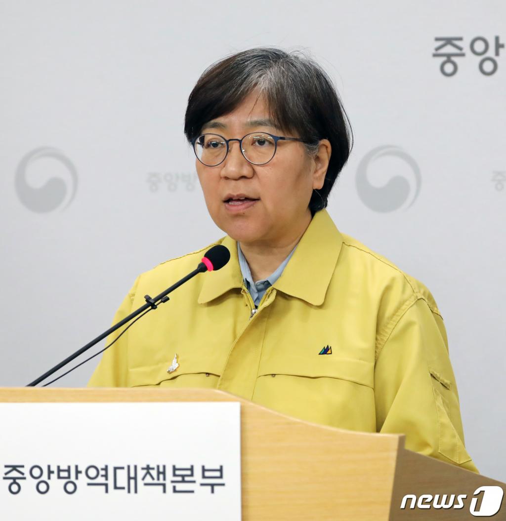 (청주=뉴스1) 장수영 기자 = 정은경 중앙방역대책본부장(질병관리본부장)이 11일 충북 청주시 질병관리본부 브리핑실에서 신종 코로나바이러스 감염증(코로나19) 방대본 브리핑을 하고 있다. 정 본부장은 오늘 오후 12시까지 이태원 클럽 관련 코로나19 총 누적 확진자는 86명이며 지역별로는 서울 51명, 경기 21명, 인천 7명, 충북 5명, 부산 1명, 제주 1명이라고 밝혔다. 2020.5.11/뉴스1