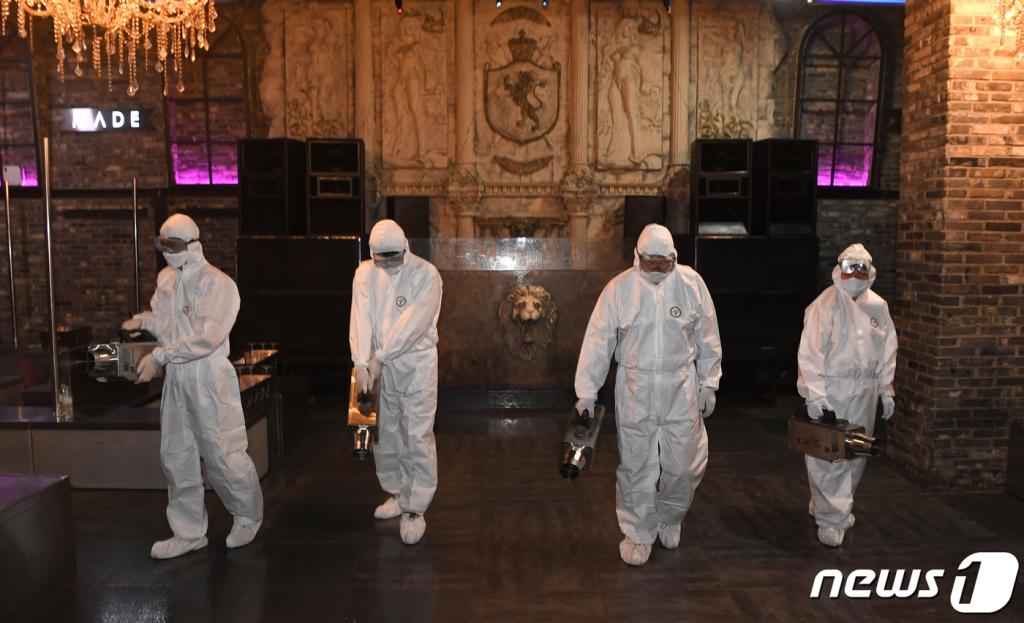 (서울=뉴스1) 구윤성 기자 = 12일 신종 코로나바이러스 감염증(코로나19) 확진자가 다녀간 것으로 알려진 서울 이태원 클럽에서 용산구청 방역관계자들이 방역작업을 하고 있다.