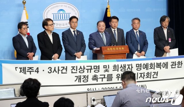 (서울=뉴스1) = 30일 서울 화곡동 홈플러스 익스프레스 강서점에서 모델이 요기요 장보기 즉시배송 서비스 확대에 대해 알리고 있다.   홈플러스 익스프레스는 지난해 11월 일부 점포에서 시범 운영 중인 ‘요기요 장보기 즉시배송 서비스’를 수도권 21개 점포로 확대했다.   해당 점포 1.5km 인근 소비자는 배달 앱 ‘요기요’를 이용해 홈플러스 익스프레스의 신선식품, 간편식, 가공식품, 생활용품 등 약 400~600종의 상품을 주문하면 1시간 내로 배송 받을 수 있다. (홈플러스 제공) 2020.3.30/뉴스1