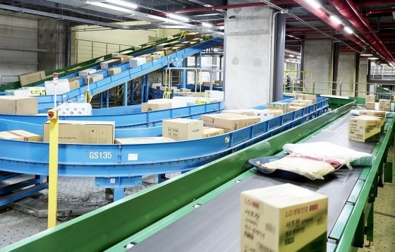 CJ대한통운 곤지암 메가허브의 자동화물분류기를 통해 택배화물들이 분류되고 있다. /사진제공=CJ대한통운