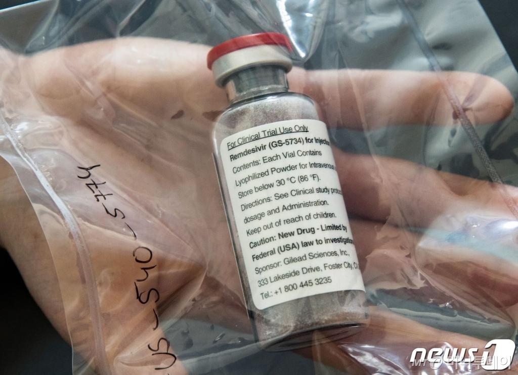 (AFP=뉴스1) 이동원 기자 = 길리어드사이언스가 ‘렘데시비르’를 미국 외 다른 나라에서도 생산할 수 있도록 하겠다고 밝혔다.  FDA에 따르면 일반적 치료를 받은 코로나19 환자들은 퇴원까지 평균 15일이 걸렸지만, 렘데시비르 처방을 받은 환자들은 11일이 소요됐다. FDA는 안전과 효과에 관해 알려진 정보가 제한적이지만, 렘데시비르의 코로나19 치료 효능은 보장된다고 밝혔다.  사진은 지난 4월 8일 독일 북부 함부르크 소재 에펜도르프 대학(UKE) 병원에서 렘데시비르의 코로나19 치료 효과에 관한 연구가 시작된 가운데, 기자회견장에 렘데시비르 약물 한 병이 비치되어 있는 모습.  ⓒ AFP=뉴스1