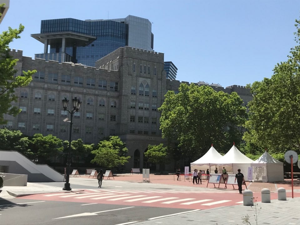 고려대 인문계 캠퍼스 민주광장에 설치된 발열검진소. 발열, 기침 등 증상여부에 대한 체크는 가능하지만 무증상 감염자나 최근 이태원 클럽 등지 방문 여부는 확인이 어려운 실정이다. /사진=신희은 기자.