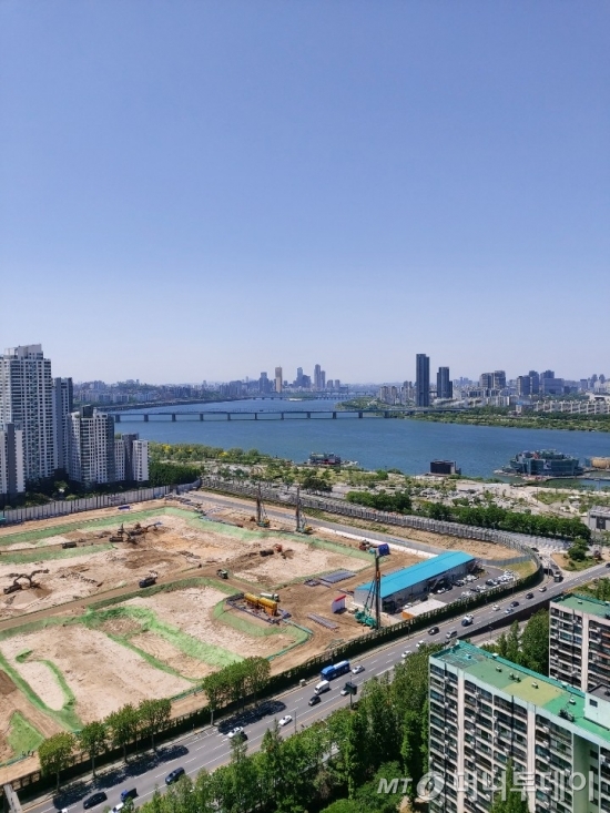 반포센트럴자이에서 바라본 한강 모습. 사진 왼쪽에 원베일리(신반포3차·경남) 건축 현장이 보인다./사진=송선옥 기자