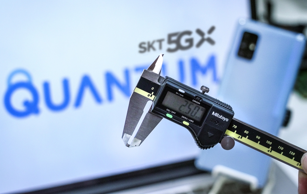 SK텔레콤은 삼성전자와 협력해 세계 최초로 양자난수생성 칩셋을 넣은 5G 스마트폰 '갤럭시A퀀텀'을 선보인다고 14일 밝혔다./사진=SK텔레콤