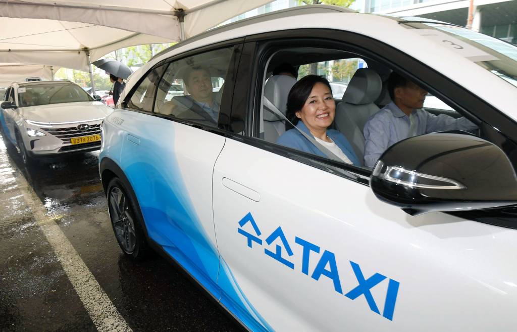 박영선 중소벤처기업부 장관이 10일 오후 서울 여의도 국회에서 열린 수소충전소 준공식에서 수소 택시에 탑승하고 있다. / 사진=홍봉진 기자 honggga@