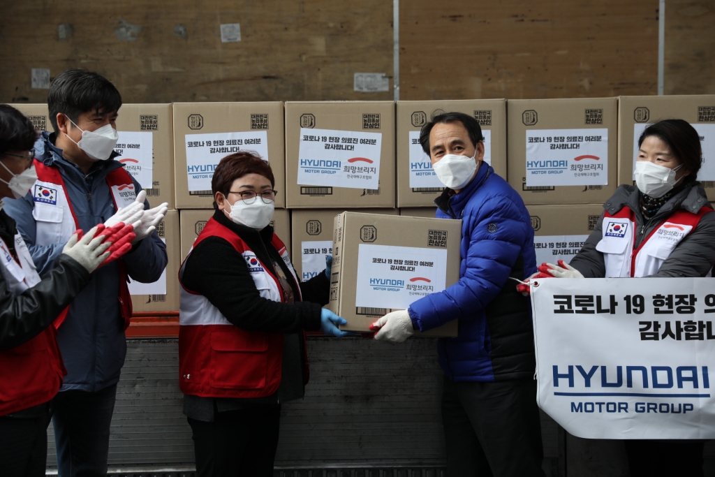 지난 3월7일 대구시 서구 대구의료원에서 현대차그룹이 전국재해구호협회와 함께 코로나19 의료진을 위해 마련한 건강보조식품을 전달하고 있는 모습. (사진 중앙 좌측 전국재해구호협회 특수임무구조단 대구지회 회장 라귀주, 우측 대구의료원 총무팀장 신상헌). /사진제공=현대차그룹