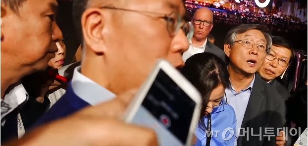 2018년 미국 라스베이거스에서 열린 국제가전전시회(CES) 현장에서 수소전기차인 넥쏘를 발표한 직후 기자들에 둘러쌓여 질문을 받고 있는 정의선 현대차 수석부회장 모습. 오른쪽 두번째는 앙웅철 당시 현대차 부회장.