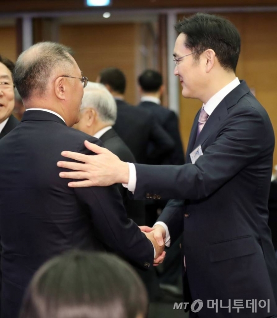 이재용(오른쪽) 삼성전자 부회장과 정의선 현대차그룹 수석부회장이 1월 2일 오전 서울시 중구 대한상공회의소 국제회의장에서 열린 국내 각계대표 및 특별초청 인사들과의 신년 합동 인사회에 참석해 악수를 나누고 있다. /사진제공=뉴시스