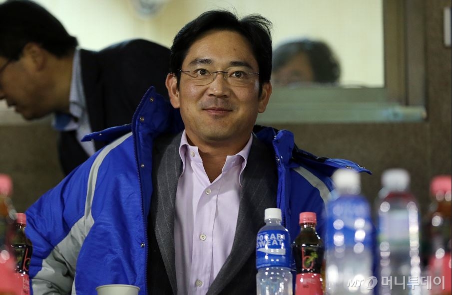 2012년 10월 잠실야구장에서 진행된 한국시리즈 5차전 경기를 관람하고 있는 이재용 삼성전자 부회장./사진=임성균 기자