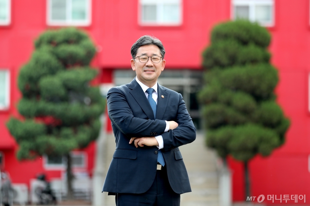 지난 12일 서울 용산구 서계동 스마트워크센터에서 취임 1주년을 맞아 인터뷰에 나선 박양우 문화체육관광부 장관. /사진=이기범 기자