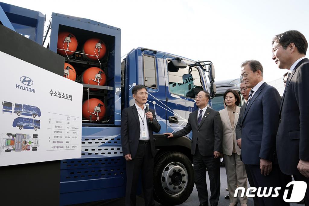 문재인 대통령이 2019년 10월15일 오후 경기도 화성시 현대자동차 남양연구소에서 미래차산업 국가비전 선포식이 끝난 뒤 수소청소차 설명을 듣고 있다. /사진=뉴스1(청와대 제공)