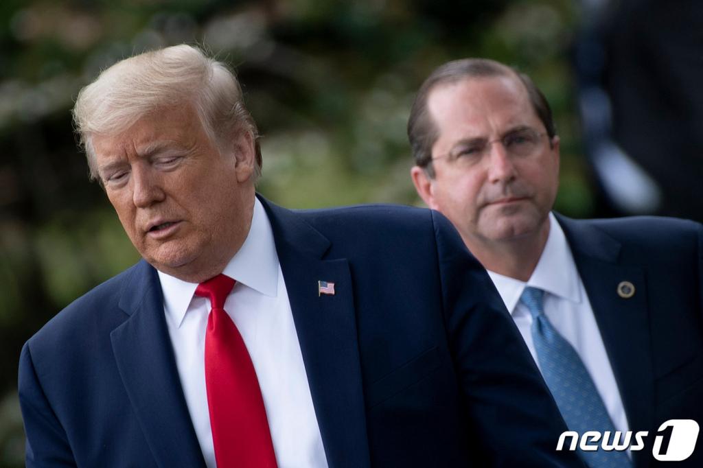 도널드 트럼프 미국 대통령이 14일(현지시간) 펜실베이니아주 앨런타운의 의료용품 업체 오언스 앤드 마이너를 방문하기 위해 알렉스 아자르 보건복지 장관과 워싱턴 백악관을 나서고 있다.  /사진=뉴스1