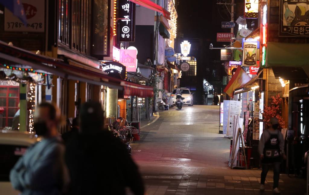 [서울=뉴시스]박주성 기자 = 이태원 클럽에서 비롯된 코로나바이러스 감염증 집단 감염 확진자가 확산하고 있는 가운데 11일 오후 서울 용산구 이태원이 썰렁한 모습을 보이고 있다. 2020.05.11.   park7691@newsis.com