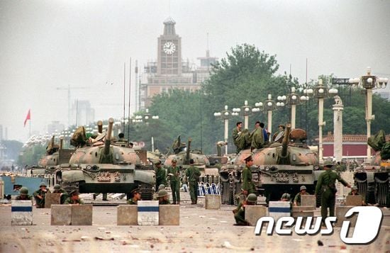1989년 6월 6일 촬영된 이 사진에는 인민해방군(PLA) 전차와 군인들이 베이징 톈안먼 광장으로 향하는 모습이 담겨 있다. © AFP=뉴스1