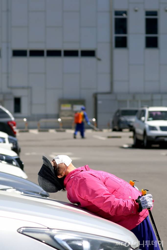 인천 지역에서 '서울 이태원 클럽발' 코로나19 확진자가 무더기로 발생한 가운데 13일 인천 미추홀구청에 마련된 코로나19 선별진료소에서 한 주민이 스트레칭을 하고 있다. / 사진=이기범 기자 leekb@