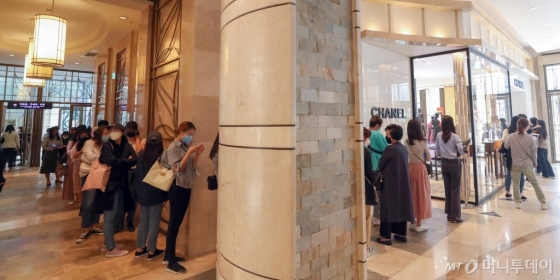지난 10일 신세계백화점 강남점에서 백화점 셔터가 다 올라가기도 전에 고객들이 샤넬 매장을 향해 뛰어가고 있다/사진=오정은 기자