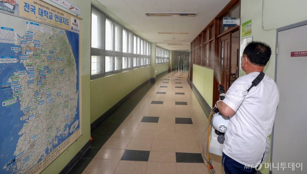 전국 고3 학생들의 등교 개학을 이틀 앞둔 11일 서울 강북구 삼각산고등학교에서 방역 관계자들이 방역을 하고 있다. /사진=이기범 기자 leekb@