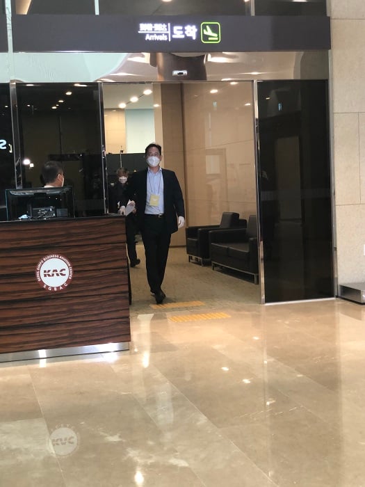 이재용 삼성전자 부회장이 19일 서울 강서구 김포공항을 통해 입국하고 있다/사진=이정혁 기자