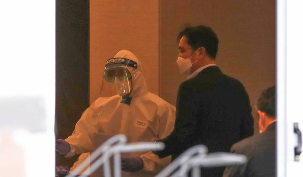 이재용 삼성전자 부회장이 19일 2박3일 동안의 중국 출장 일정을 마치고 귀국한 뒤 코로나19 진단검사를 위해 경기 김포 호텔마리나베이서울에 마련된 임시생활시설에 도착해 문진표를 작성하고 있다. /사진=이기범 기자