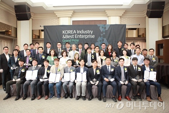 22일 열린 '2020 제6회 대한민국 우수기업대상' 시상식에서 수상 기업 임직원들이 기념사진을 찍고 있다/사진=중기협력팀 오지훈 기자