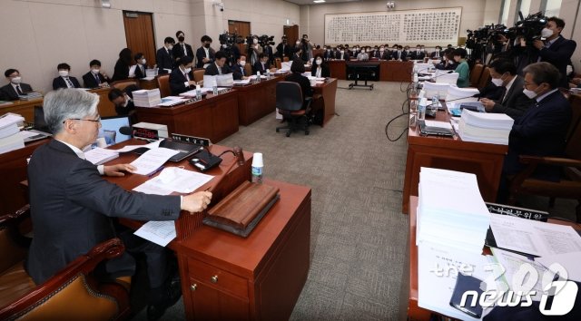(서울=뉴스1) 성동훈 기자 = 20일 오전 서울 여의도 국회에서 열린 법제사법위원회 전체회의에서 여상규 위원장이 회의를 주재하며 의사봉을 두드리고 있다. 2020.5.20/뉴스1