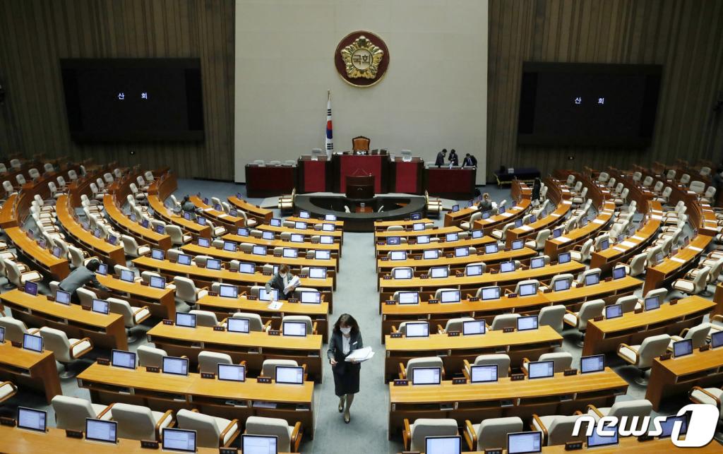 (서울=뉴스1) 박세연 기자 = 20일 오후 서울 여의도 국회에서 열린 제378회국회(임시회) 제1차 본회의를 마치고 국회 직원이 정리를 하고 있다. 2020.5.20/뉴스1